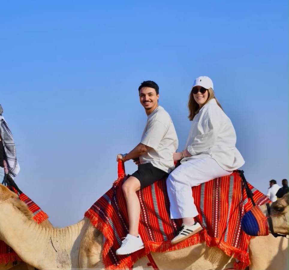 Clientes da Eklesia em passeio de camelo no deserto